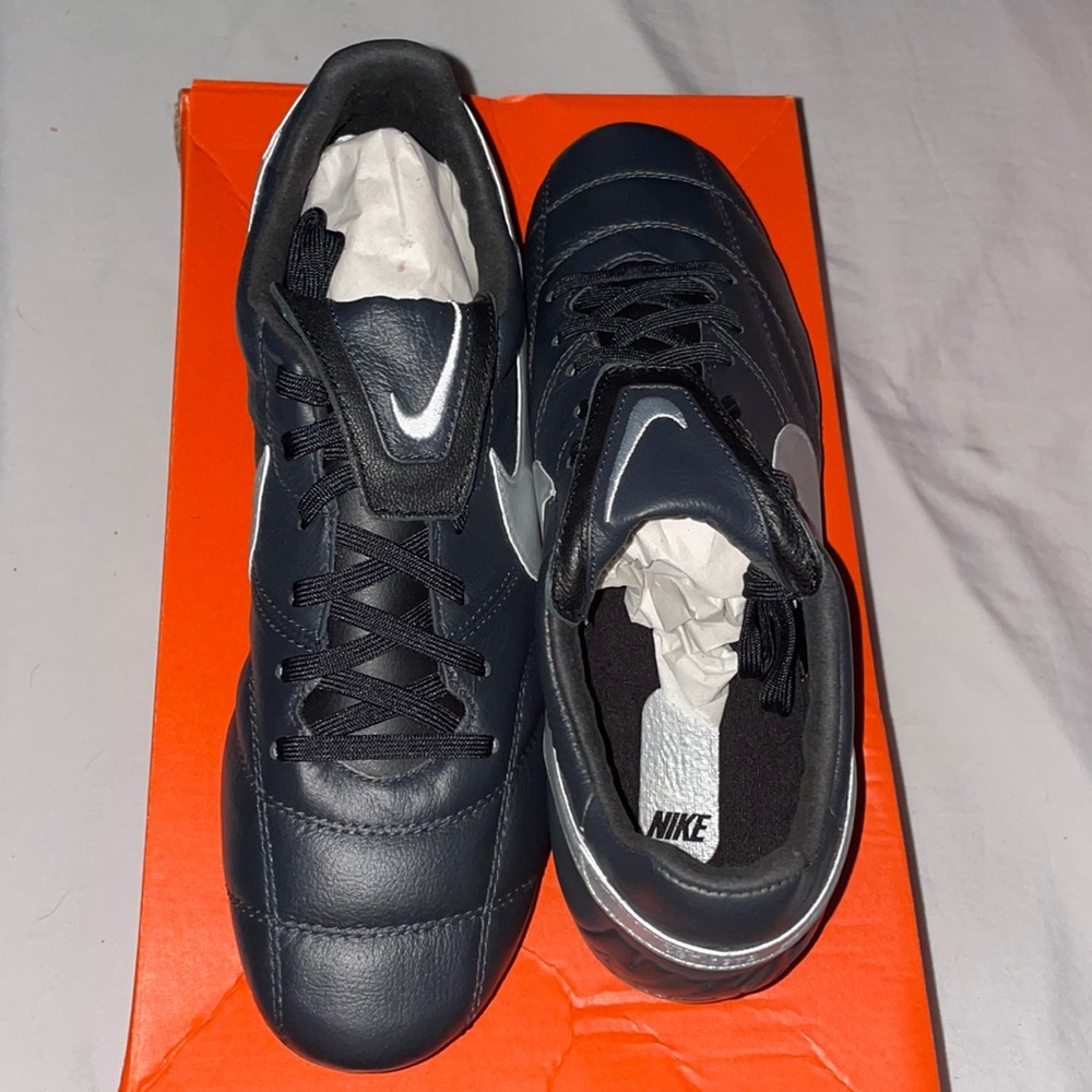 Nike Premier 2 FG- 7.5 Boys Size Soccer Cleats